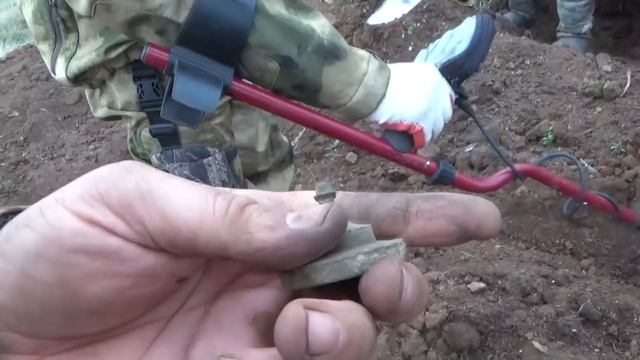 Копаем яму и находим много монет. Обзор находок и делим клад. We dig a hole and find a lot of coins смотреть онлайн