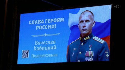 Портреты героев - военнослужащих украшают улицы российских городов во всех регионах