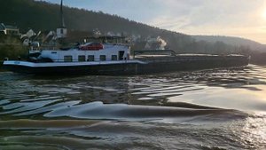Binnenschiff Hera bei Hochwasser in Wernfeld zu Berg