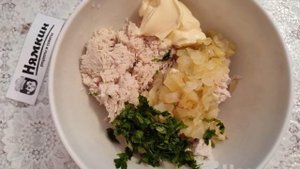 Картофельные зразы с курицей на сковороде