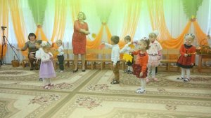 Танец с листочками на осеннем утреннике 2017 в яслях  Муз  рук  Максюта Г  В