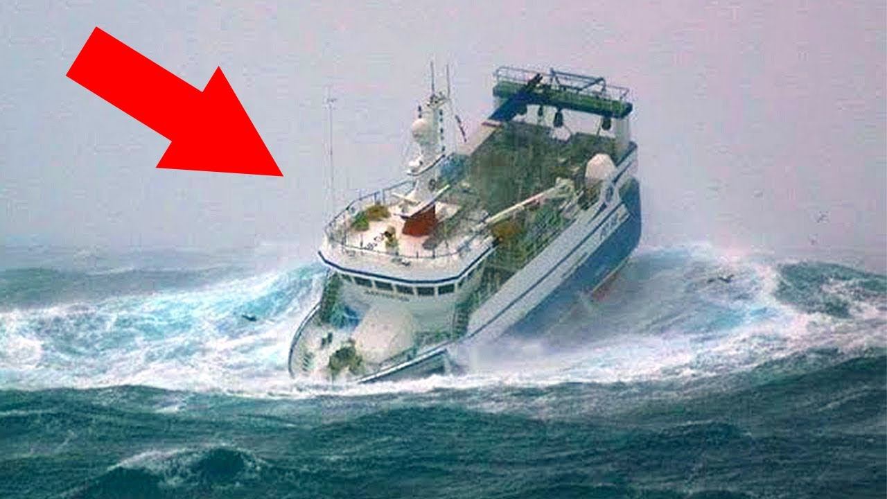 Шторм 9 баллов видео. Круизный лайнер в 12 бальный шторм. Корабли в 12 бальный шторм. 12 Бальный шторм в океане. Корабль попал в шторм.
