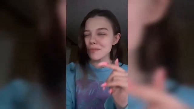 Парень дарит дешёвые подарки
