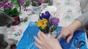 VID 20220221 200512.Крокусы из бисера, оформление подставки.