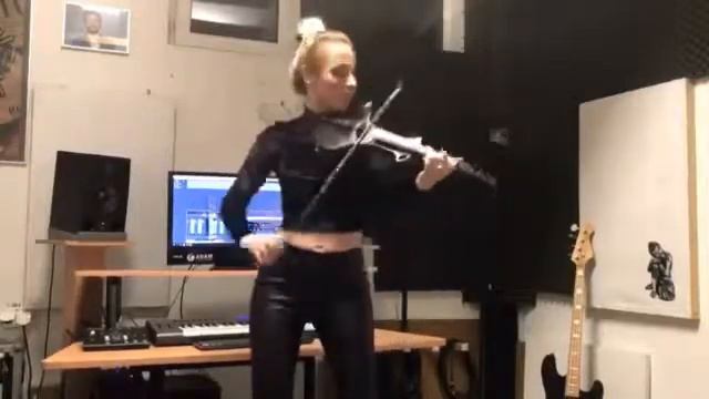 Девушка классно играет на скрипке!!