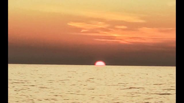 Как солнце тонет в море / Первый закат нового года 2023