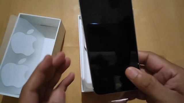 iPhone SE - Unboxing смотреть онлайн