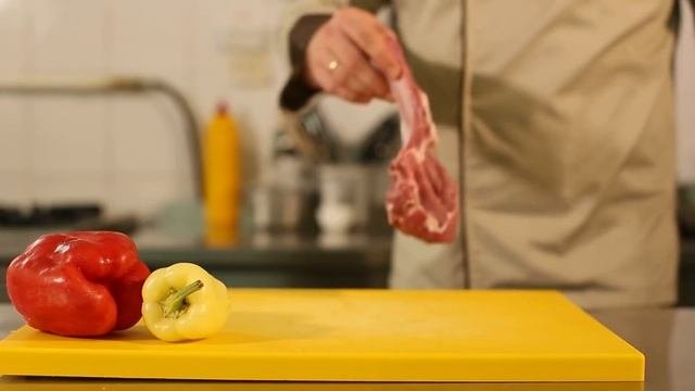 Реклама ресторана. Салат и стейк средней прожарки на кости.
