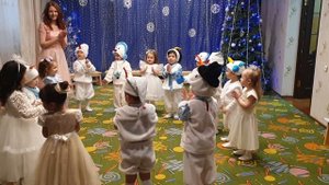 Сад Kinderly. Маленькой ёлочке холодно зимой.