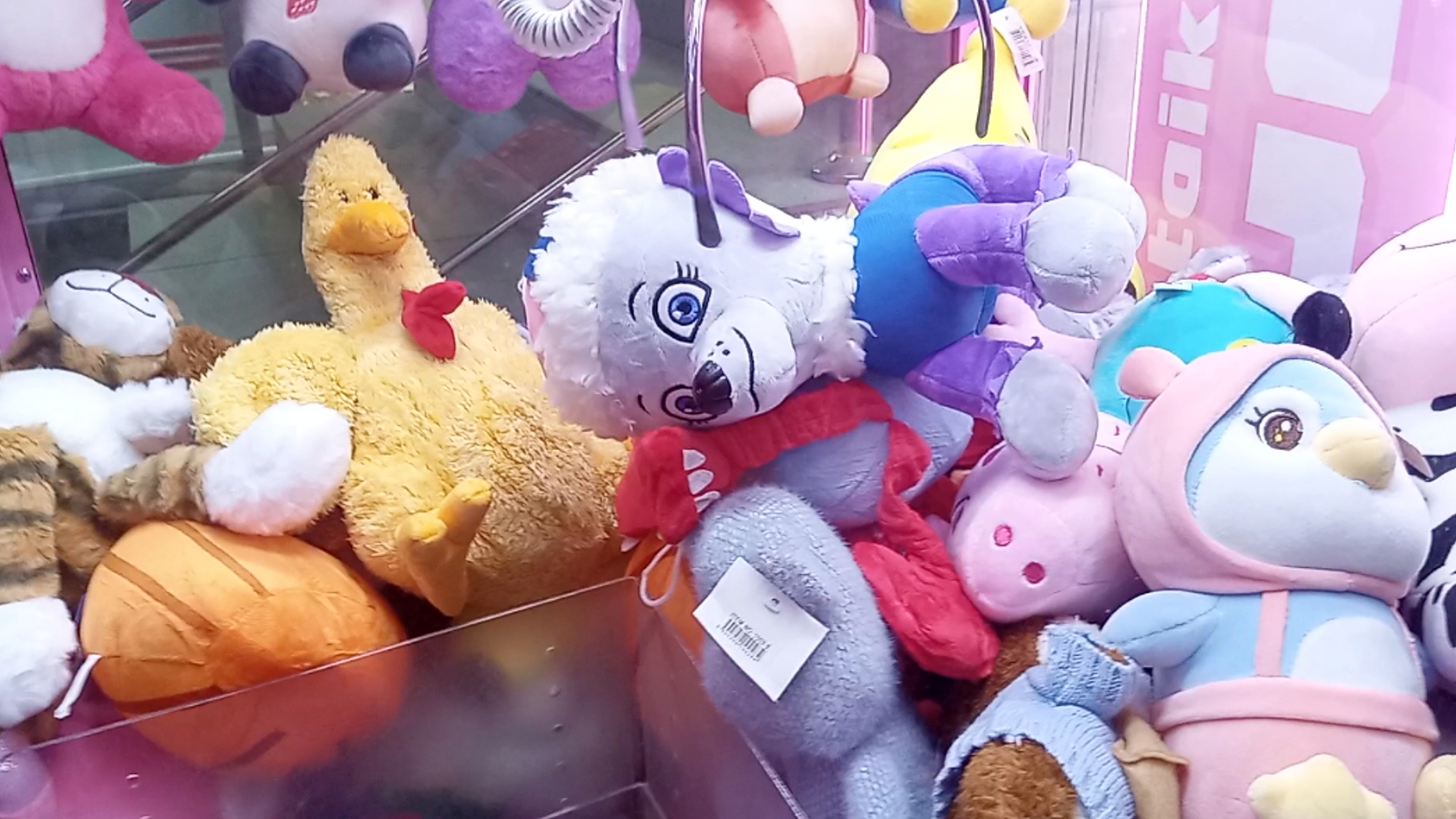 Вредный автомат не хотел отдавать игрушки, но мы не сдались😊
