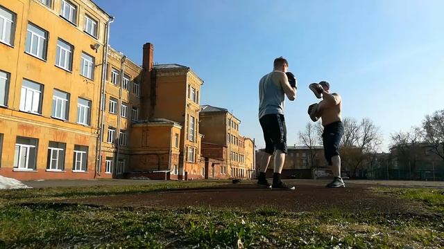 Бокс. Работа на лапах. Уличные тренировки. Motivation. Boks. Boxing. смотреть онлайн