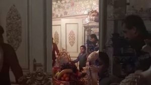 Бахталэ мануша, Белыми ставнями.