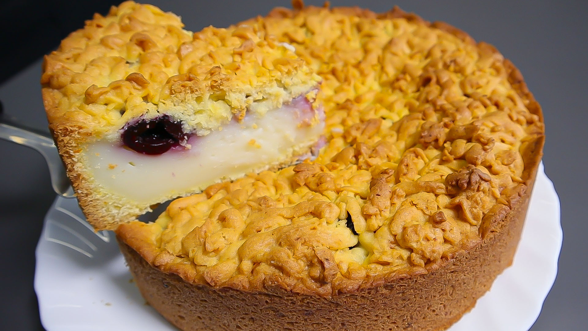 Обалденный пирог с заварным кремом и черешней. Вкусно и просто.