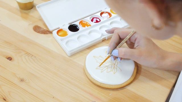 Видео МК "Кленовый листик" Пряничный кленовый листочек в витражной технике смотреть онлайн