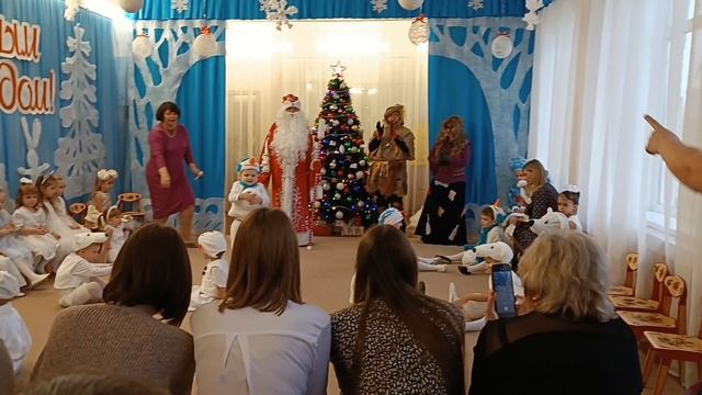 Танец "Снег и ёлки - ледяные горки" средняя группа ДС "Журавлик"2023 смотреть онлайн