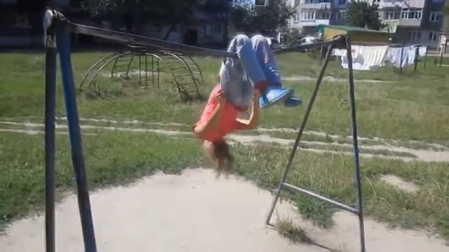 Щяс я вам покажу как правильно нада лазить по турникам! смотреть онлайн