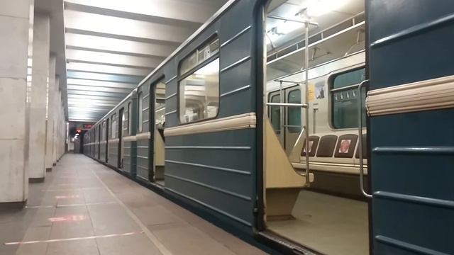 81-717/714.5М На станции Юго-Западная смотреть онлайн