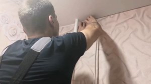 Как вставить маскировочную ленту(пристенный уголок) на натяжной потолок.