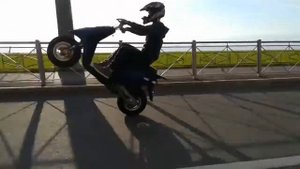 Школьник ездит на заднем колесе мопеда FZM