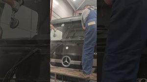 вклейка лобового стекла на Мерседес аксор