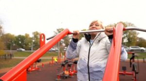 Комплекс упражнений для женщин на уличных тренажерах