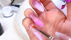 Маникюр себе левой рукой. Наращивание на нижние формы. Наращивание гелями. Выкладной френч.