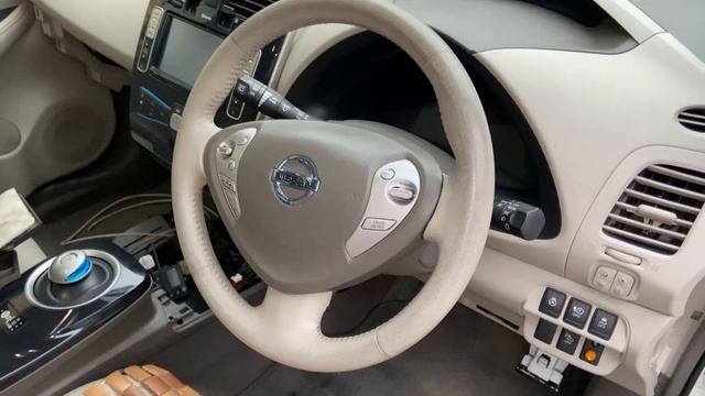 Устанавливаю сухой тэн 12В в Nissan Leaf ZE0 в штатное место смотреть онлайн