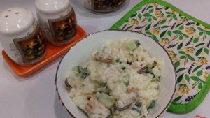 Салат с мидиями и рисом