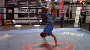 Lomachenko Handstand Push-Ups ? Ломаченко: Вертикальные отжимания