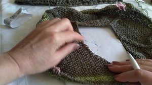V - образная горловина регланом сверху. Как вязать