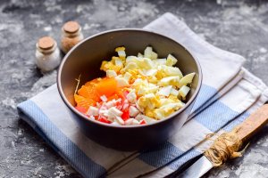 Салат с мандаринами и крабовыми палочками