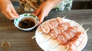 Куриные шашлычки улитки на шпажках на сковороде