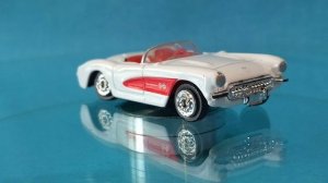 Машинка белый Corvette 1957