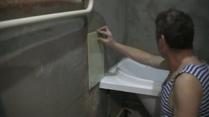ДЕЛАЮ РЕМОНТ В ВАННОЙ/ПРИКЛЕИЛ ВАННУ/КЛАДУ КАФЕЛЬ/ЧАСТЬ 8