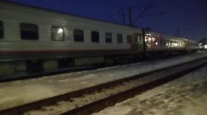 ТЭМ18В-019 тащит пассажирские вагоны для поезда Великий Новгород - Москва.