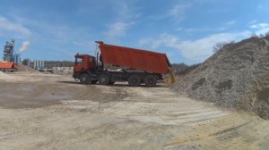 разгрузка самосвала скания р 400 unloading of the Scania R 400 dump truck