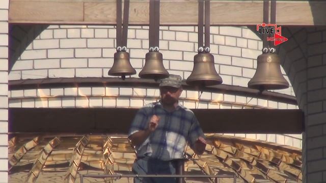 Звонарь на колокольне храма в Дрогичине. Колокольный звон.