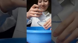 Вода из стакана не выливается. ПОЧЕМУ ?