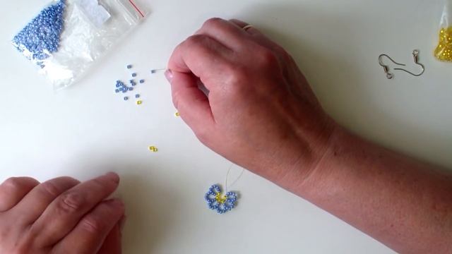 Простые серьги цветочки из бисера