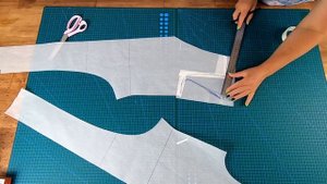 Легкое летнее платье из трикотажа без вытачек. Моделирование и раскрой очень комфортного платья.mp4