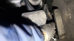 снимаем педаль газа Mercedes W211 e-class