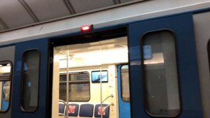 Электропоезд «81-760/761 (Ока)» на станции метро «Парк Победы» // 5 декабря 2021 года