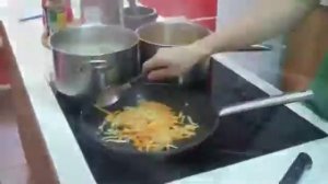 Кислые щи с клюквой и гренками