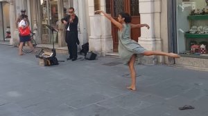 Rima Baransi (Рима Барански) танцует на улице Триесте, Италия