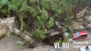 Во Владивостоке подпорная стена погребла под собой семь автомобилей