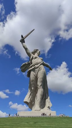 «Родина-мать зовёт!» — скульптура на Мамаевом кургане в Волгограде