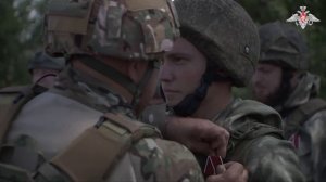 Кадры награждения военнослужащих 1429-го полка
