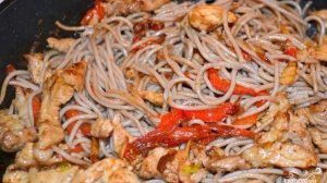 Гречневая лапша со свининой и овощами