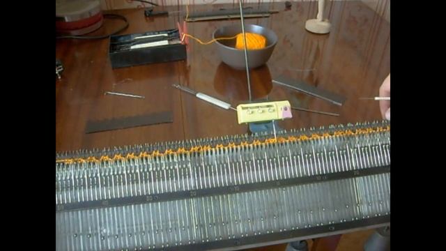 Весенняя шапочка узором косы. На вязальной машине Нева-5. Нева-11. Ладога-1. смотреть онлайн