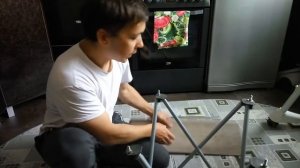 Разборный столик для рыбалки или пикника из поломанного стула и ламината.